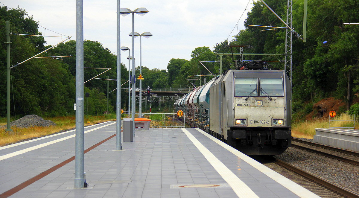 186 182-2 von Lineas/Railpool kommt aus Richtung Mönchengladbach-Hbf,Rheydt-Hbf,Wickrath,Beckrath,Herrath,Erkelenz,Baal,Hückelhoven-Baal,Brachelen mit einem Kalkleerzug aus Oberhausen-West(D) nach Hermalle-Huy(B) und fährt durch Lindern in Richtung Süggerath,Geilenkirchen,Frelenberg,Zweibrüggen,Übach-Palenberg,Rimburg,Finkenrath,Hofstadt,Herzogenrath, Kohlscheid,Richterich,Laurensberg,Aachen-West. 
Aufgenommen vom Bahnsteig 2 in Lindern. 
Bei Sonne und Wolken am Nachmittag vom 18.7.2019.