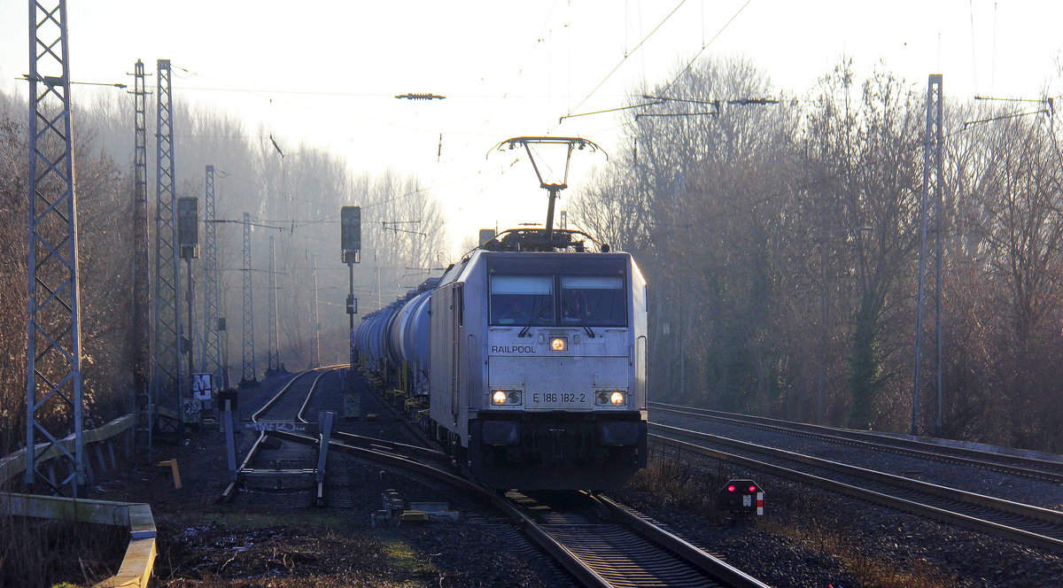 186 182-2 von Lineas/Railpool kommt durch Kohlscheid aus Richtung Aachen-West mit einem langen Kesselzug aus Antwerpen-Kanaaldok(B) nach Millingen-Solvay(D) Laurensberg,Richterich und fährt durch Kohlscheid in Richtung Herzogenrath,Hofstadt,Finkenrath,Rimburg,Übach-Palenberg,Zweibrüggen,Frelenberg,Geilenkirchen,Süggerath,Lindern,Brachelen,Hückelhoven-Baal,Baal,Erkelenz,Herrath,Beckrath,Wickrath,Rheydt. 
Aufgenommen von Bahnsteig 1 in Kohlscheid.
Bei schönem Winterwetter am Kalten Nachmittag vom 21.1.2019.