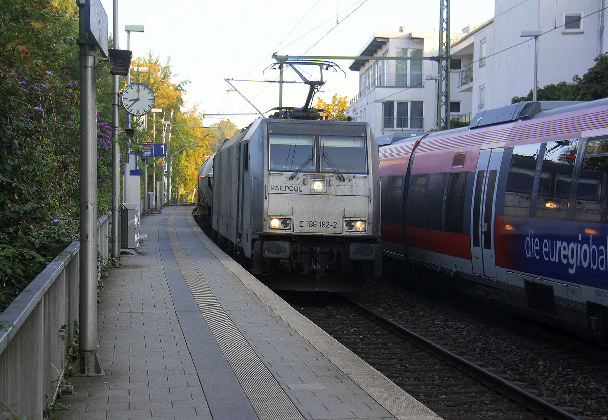 186 182-2 von Lineas/Railpool kommt mit einem Kesselzug aus Antwerpen-Noord(B) nach Köln-Eifeltor(D) fährt durch Aachen-Schanz in Richtung Aachen-Hbf,Aachen-Rothe-Erde,Stolberg-Hbf(Rheinland)Eschweiler-Hbf,Langerwehe,Düren,Merzenich,Buir,Horrem,Kerpen-Köln-Ehrenfeld,Köln-West,Köln-Süd. Aufgenommen vom Bahnsteig von Aachen-Schanz. 
Bei Sommerwetter am Morgen vom 14.9.2018.