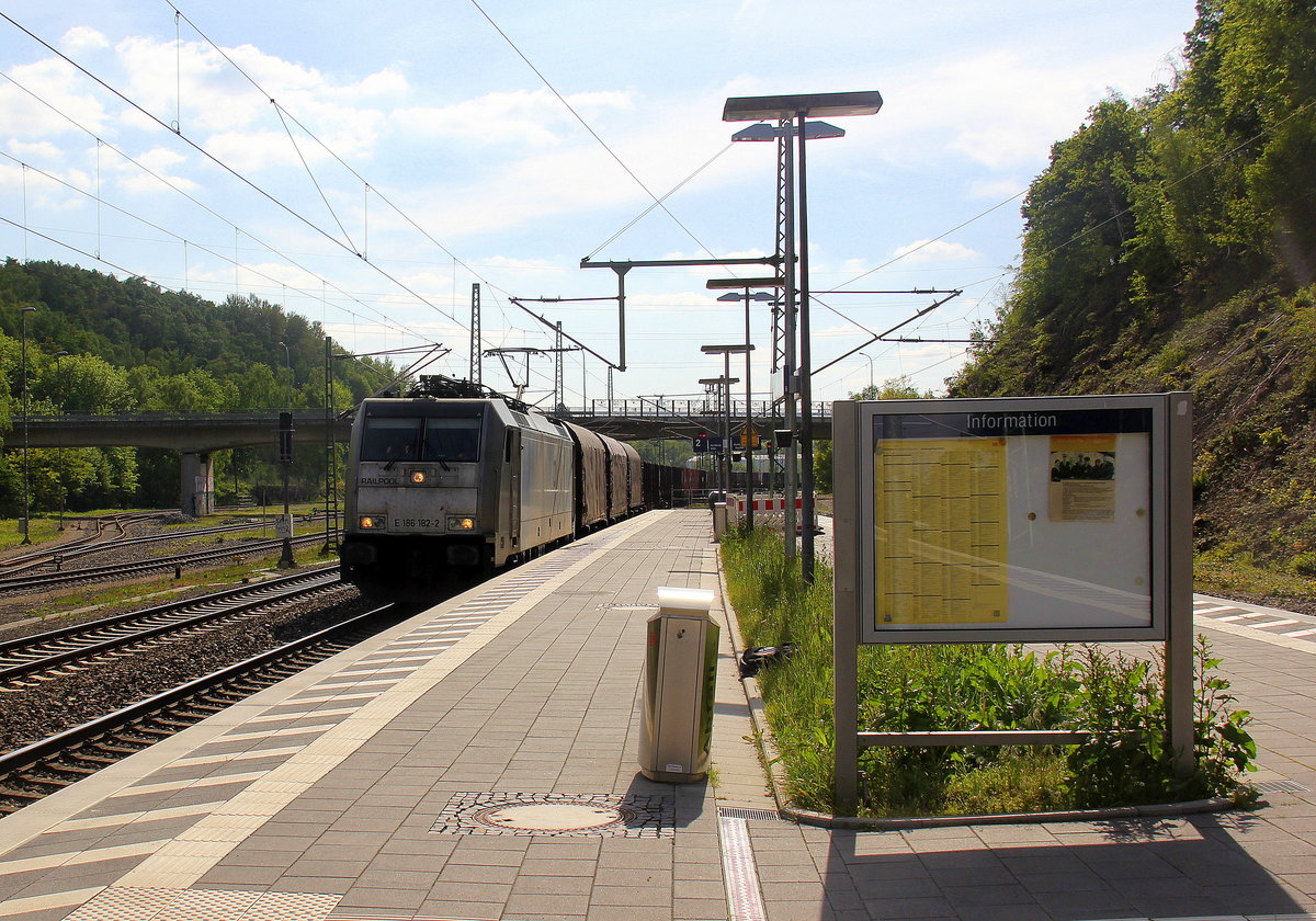 186 182-2 von Lineas/Railpool kommt mit einem gemischten Güterzug aus Antwerpen-Nord(B) nach Köln-Gremberg(D) und kommt aus Richtung Aachen-West,Aachen-Schanz,Aachen-Hbf,Aachen-Rothe-Erde,Aachen-Eilendorf und fährt durch Stolberg-Rhienland-Hbf in Richtung Eschweiler-Hbf,Langerwehe,Düren,Merzenich,Buir,Horrem,Kerpen-Köln-Ehrenfeld,Köln-West,Köln-Süd. 
Aufgenommen vom Bahnsteig 1 in Stolberg-Hbf . 
Bei schönem Frühlingswetter am Nachmittag vom 14.5.2019.