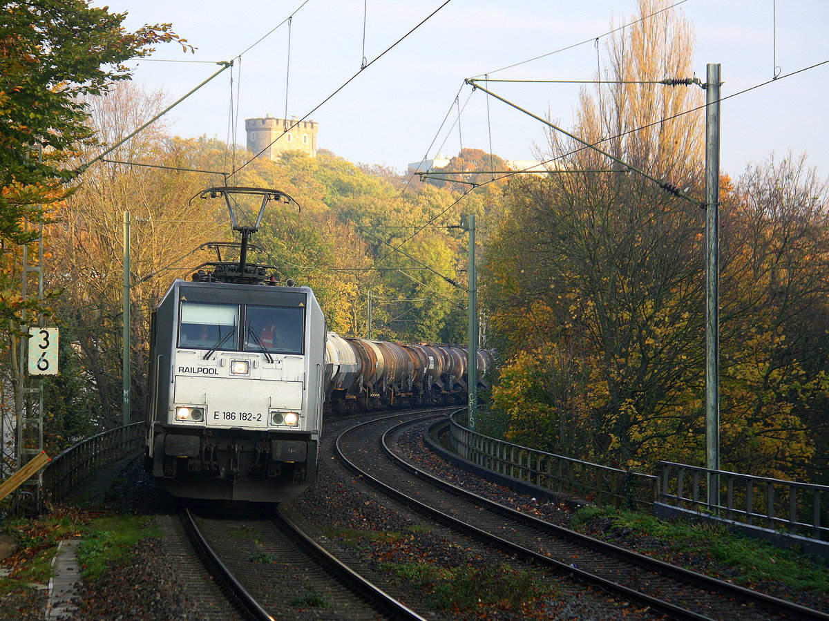 186 182-2 von Railpool und die Cobra 2823  und fahren durch Aachen-Schanz mit einem langen Kesselzug aus Antwerpen-BASF(B) nach Ludwigshafen-BASF(D) und kommen aus Richtung Aachen-West in Richtung Aachen-Hbf,Aachen-Rothe-Erde,Stolberg-Hbf(Rheinland)Eschweiler-Hbf,Langerwehe,Düren,Merzenich,Buir,Horrem,Kerpen-Köln-Ehrenfeld,Köln-West,Köln-Süd. Aufgenommen vom Bahnsteig von Aachen-Schanz. 
Bei schönem Herbstwetter am Morgen vom 3.11.2017.