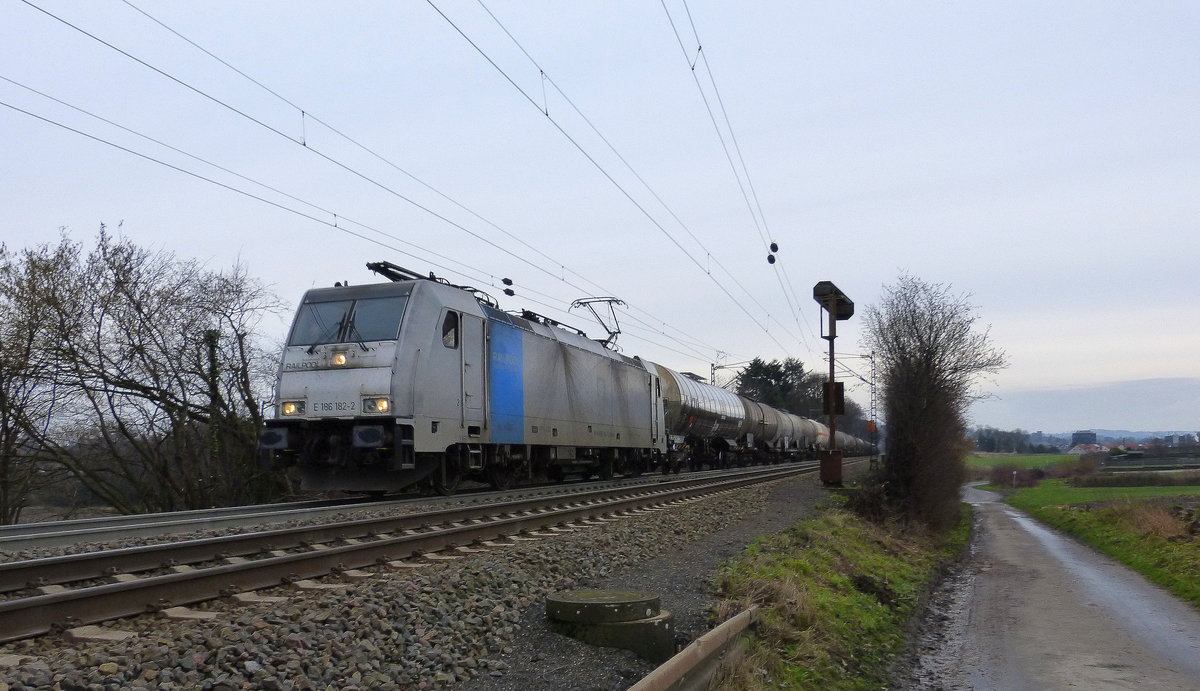 186 182-2 von Railpool  kommt aus Richtung Aachen-West und fährt die Gemmenicher-Rampe hoch mit einem langen Kesselzug aus Ludwigshafen-BASF nach Antwerpen-BASF(B) und fährt in Richtung Montzen/Belgien. 
Aufgenommen an der Montzenroute am Gemmenicher-Weg.
Bei Sonne und Wolken am Kalten Nachmittag vom 21.1.2018.
