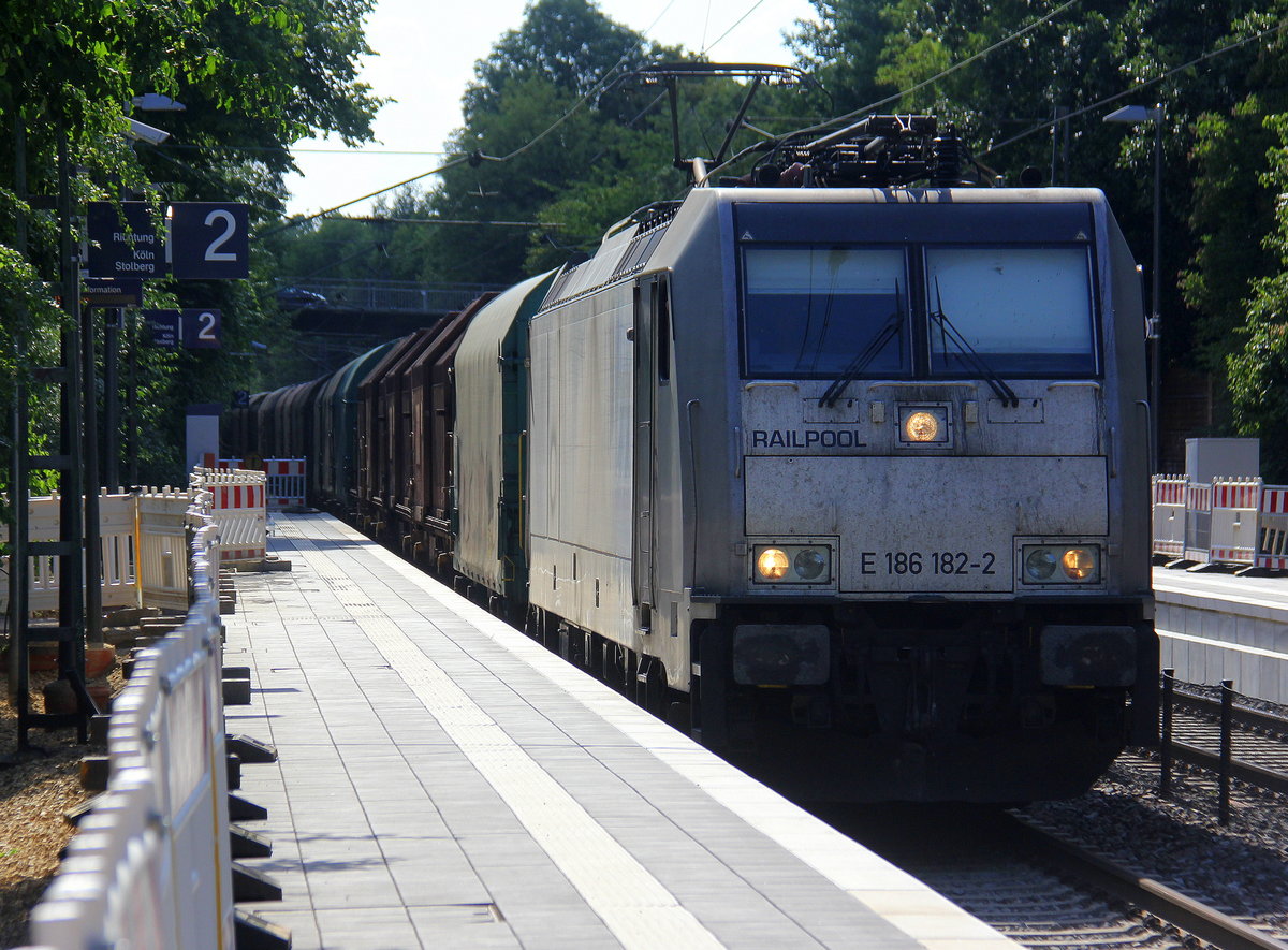 186 182-2 von Railpool kommt mit einem gemischten Güterzug aus Antwerpen-Nord(B) nach Köln-Gremberg(D) und kommt aus Richtung Aachen-West,Aachen-Schanz,Aachen-Hbf,Aachen-Rothe-Erde und fährt durch Aachen-Eilendorf in Richtung Stolberg-Hbf(Rheinland)Eschweiler-Hbf,Langerwehe,Düren,Merzenich,Buir,Horrem,Kerpen-Köln-Ehrenfeld,Köln-West,Köln-Süd. Aufgenommen vom Bahnsteig 2 in Aachen-Eilendorf. 
Bei Sommerwetter am Nachmittag vom 13.7.2018.