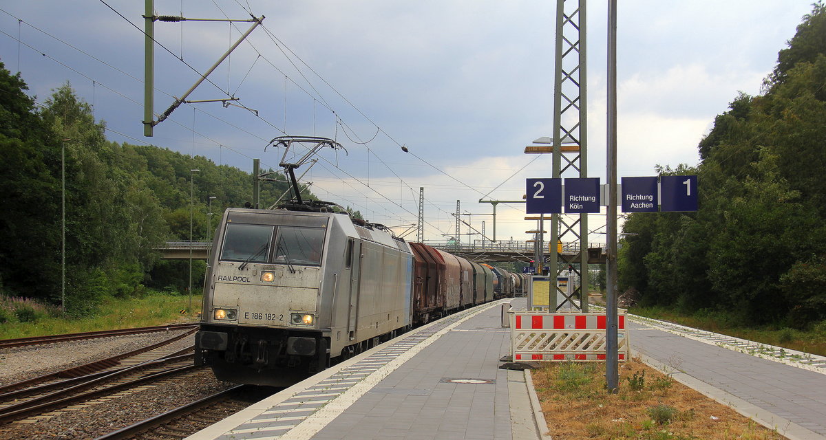 186 182-2 von Railpool kommt mit einem gemischten Güterzug aus Antwerpen-Nord(B) nach Köln-Gremberg(D) und kommt aus Richtung Aachen-West,Aachen-Schanz,Aachen-Hbf,Aachen-Rothe-Erde,Aachen-Eilendorf und fährt durch Stolberg-Rhienland-Hbf in Richtung Eschweiler-Hbf,Langerwehe,Düren,Merzenich,Buir,Horrem,Kerpen-Köln-Ehrenfeld,Köln-West,Köln-Süd. Aufgenommen vom Bahnsteig 2 in Stolberg-Hbf .
Bei Sommerwetter am Nachmittag vom 17.7.2018.