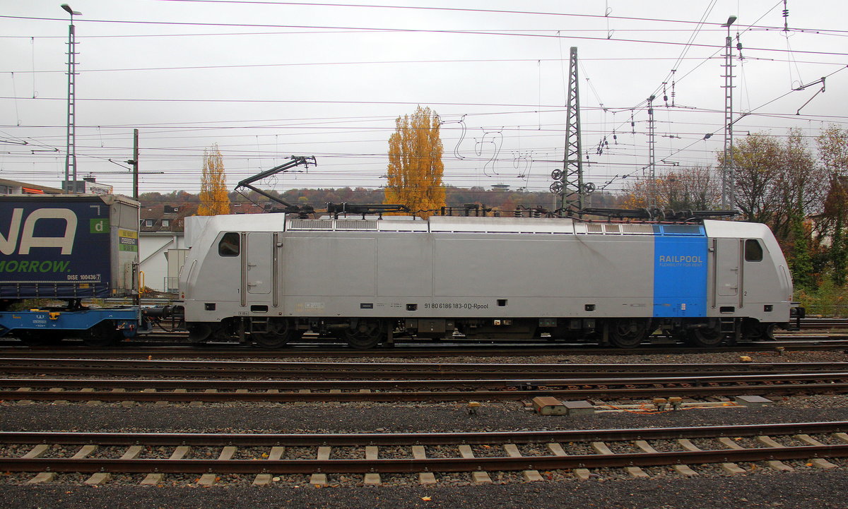 186 183-0 von Lineas/Railpool fährt mit einem Güterzug aus Novara-Boschetto(I) nach Zeebrugge-Vorming(B) bei der Ausfahrt aus Aachen-West in Richtung Montzen/Belgien. Aufgenommen vom Bahnsteig in Aachen-West.
Bei Regenwolken am Nachmittag vom 12.11.2018.