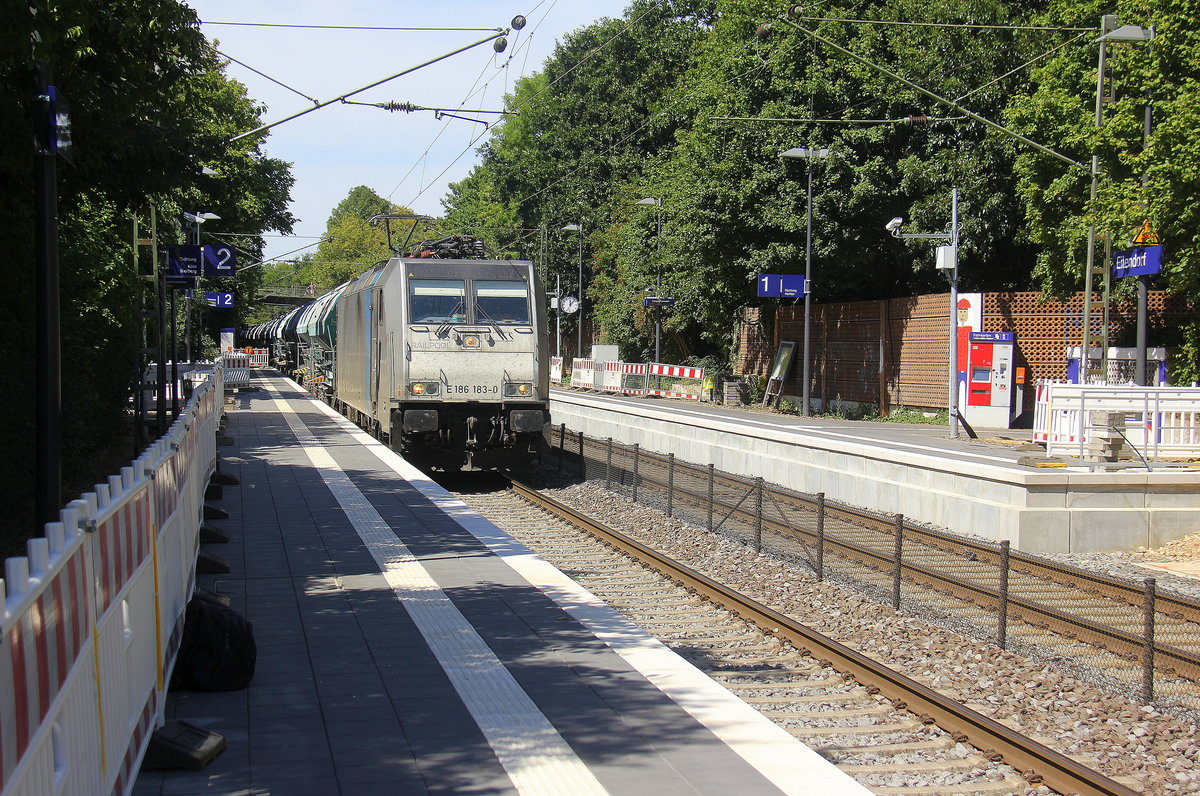 186 183-0 von Lineas/Railpool kommt als Umleiter mit einem schweren Kalkzug aus Hermalle-Huy(B) nach Oberhausen-West(D) und kommt aus Richtung Aachen-West,Aachen-Schanz,Aachen-Hbf,Aachen-Rothe-Erde und fährt durch Aachen-Eilendorf in Richtung Stolberg-Hbf(Rheinland)Eschweiler-Hbf,Langerwehe,Düren,Merzenich,Buir,Horrem,Kerpen-Köln-Ehrenfeld.
Aufgenommen vom Bahnsteig 2 in Aachen-Eilendorf. 
Bei Sommerwetter am Mittag vom 30.7.2018.