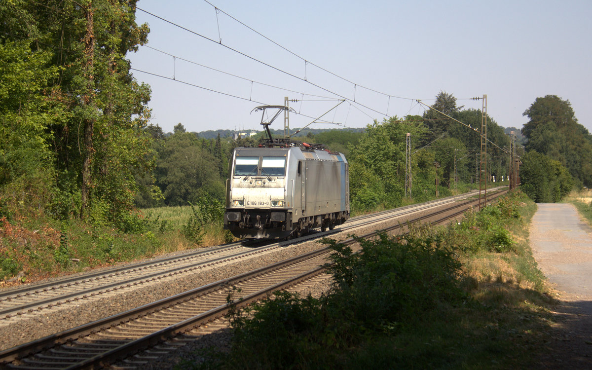186 183-0 von Lineas/Railpool kommt als Lokzug von Aachen-West nach Belgien und fährt die Gemmenicher-Rampe hoch.
Aufgenommen an der Montzenroute am Gemmenicher-Weg.
Bei Sommerwetter am Nachmittag vom 2.8.2018.