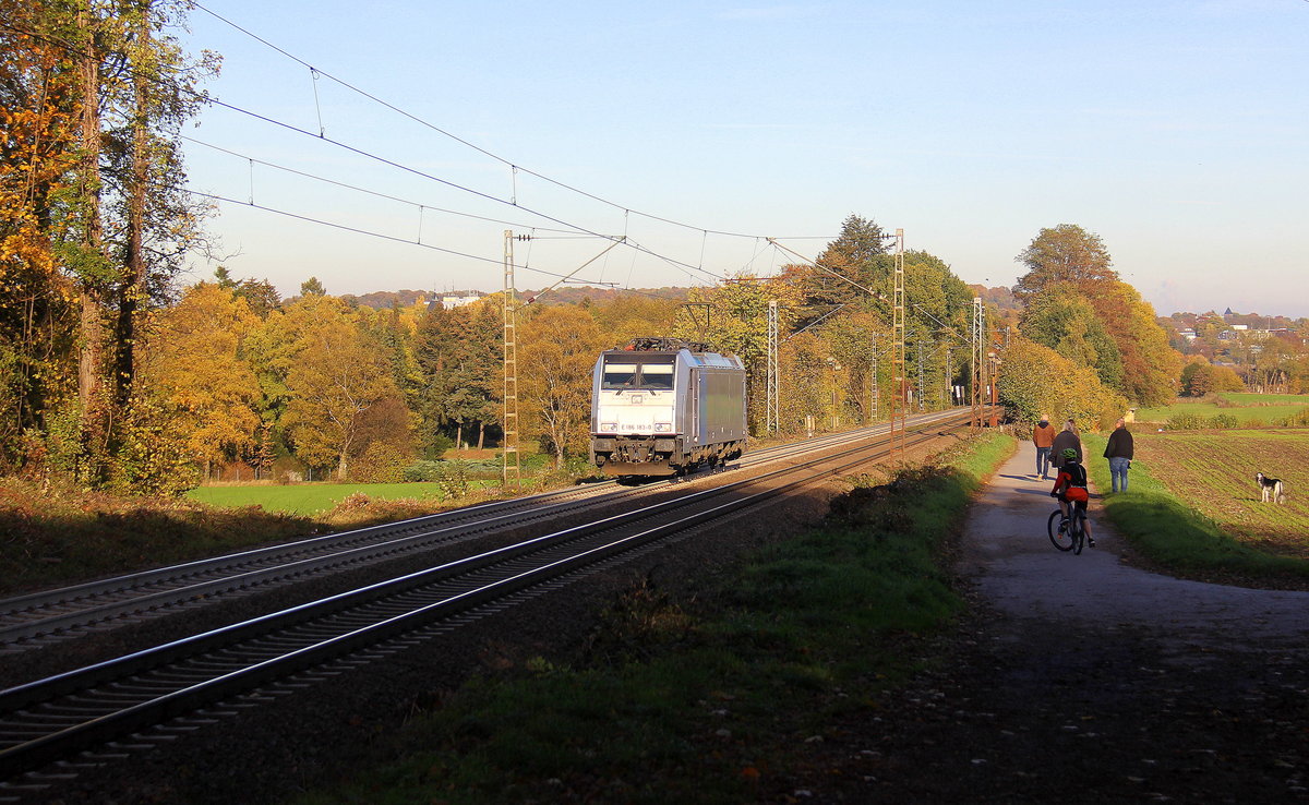 186 183-0 von Lineas/Railpool kommt als Lokzug von Aachen-West nach Belgien und fährt die Gemmenicher-Rampe hoch. 
Aufgenommen an der Montzenroute am Gemmenicher-Weg.
Bei schönem Herbstwetter am Nachmittag vom 3.11.2018. 