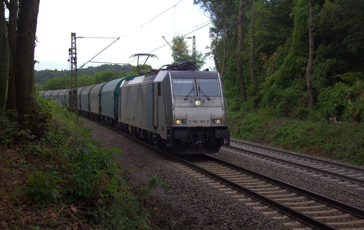 186 183-0 von Lineas/Railpool  kommt die Gemmenicher-Rampe herunter nach Aachen-West mit einem Coilzug aus Kinkempois(B) nach Landshut(D). 
Aufgenommen an der Montzenroute am Gemmenicher-Weg. 
Bei Wolken am Mittag vom 1.8.2018.
