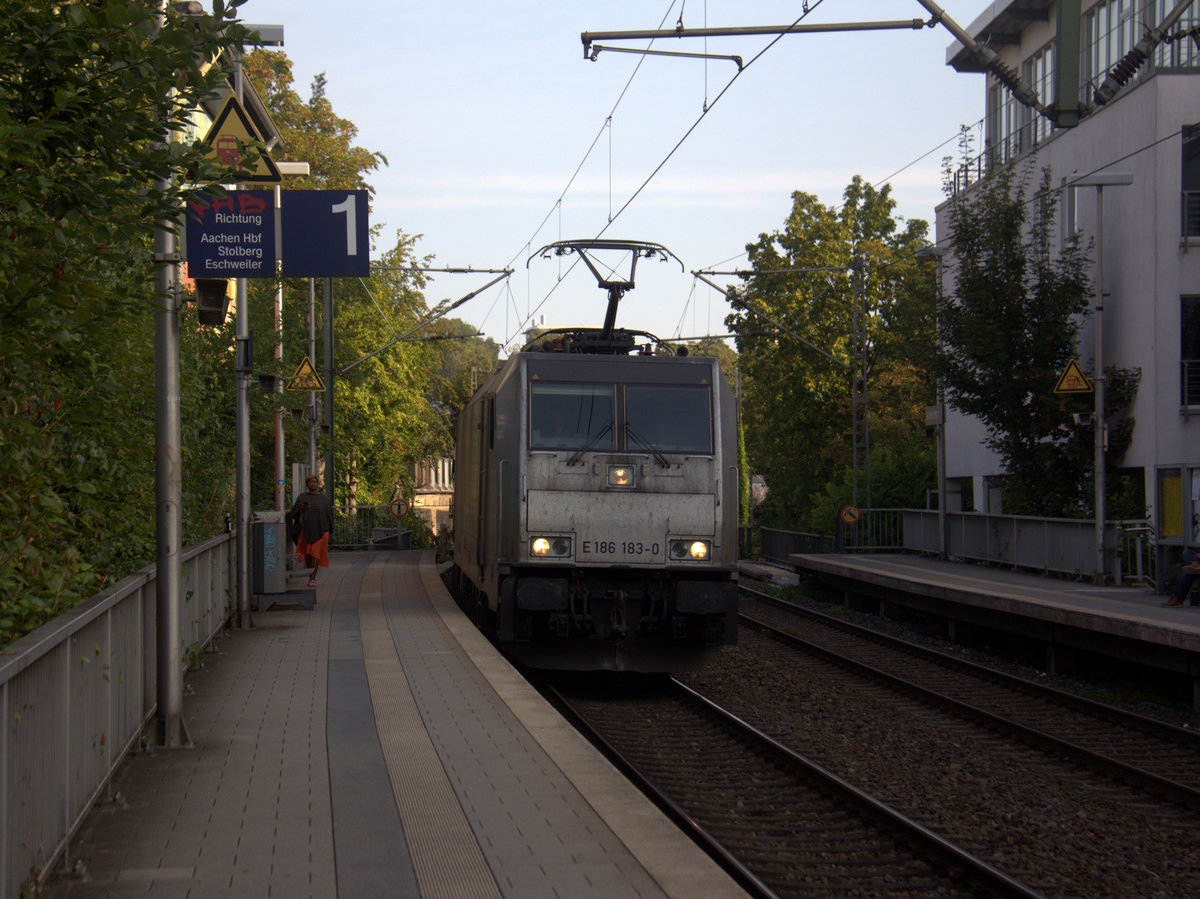 186 183-0  von Lineas/Railpool kommt mit einem Kesselzug aus Antwerpen-Noord(B) nach Köln-Eifeltor(D) fährt durch Aachen-Schanz in Richtung Aachen-Hbf,Aachen-Rothe-Erde,Stolberg-Hbf(Rheinland)Eschweiler-Hbf,Langerwehe,Düren,Merzenich,Buir,Horrem,Kerpen-Köln-Ehrenfeld,Köln-West,Köln-Süd. 
Aufgenommen vom Bahnsteig von Aachen-Schanz. 
Bei Sommerwetter am Morgen vom 29.8.2018.