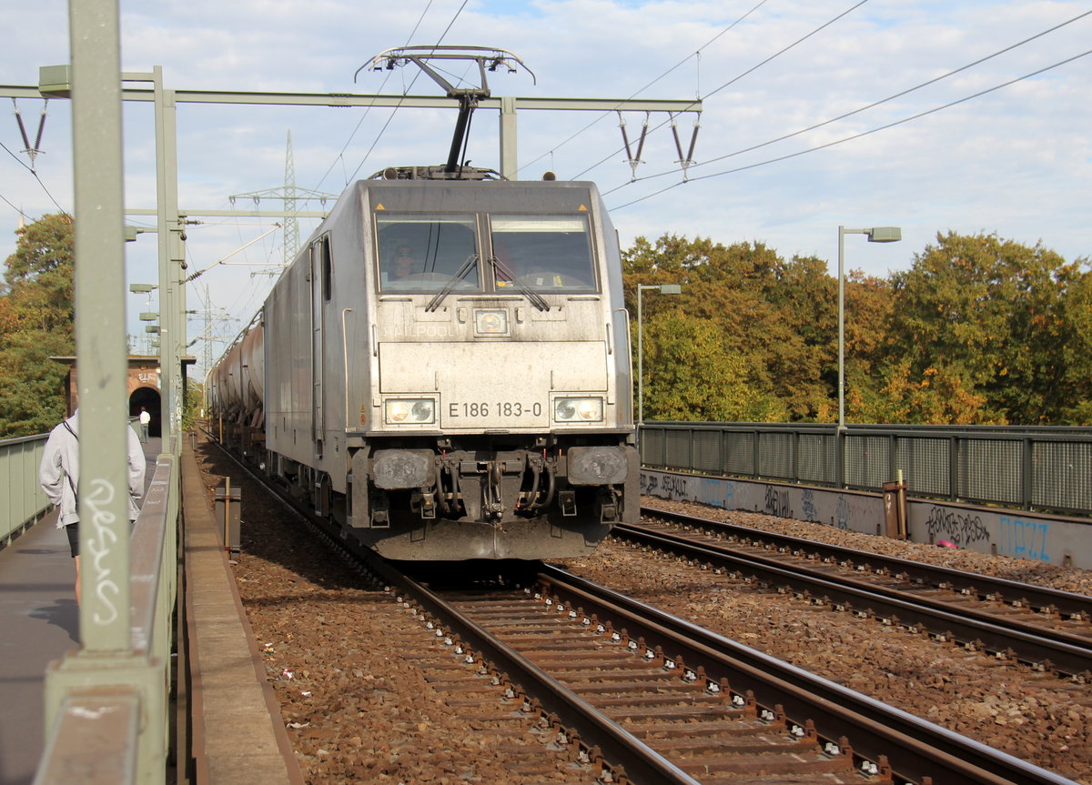 186 183-0 von Lineas/Railpool kommt mit einem kurzen Kesselzug aus Richtung Köln-Kalk über die Kölner-Südbrücke und fährt weiter in Richtung Köln-Süd,Köln-West.
Aufgenommen am 9.9.2018.