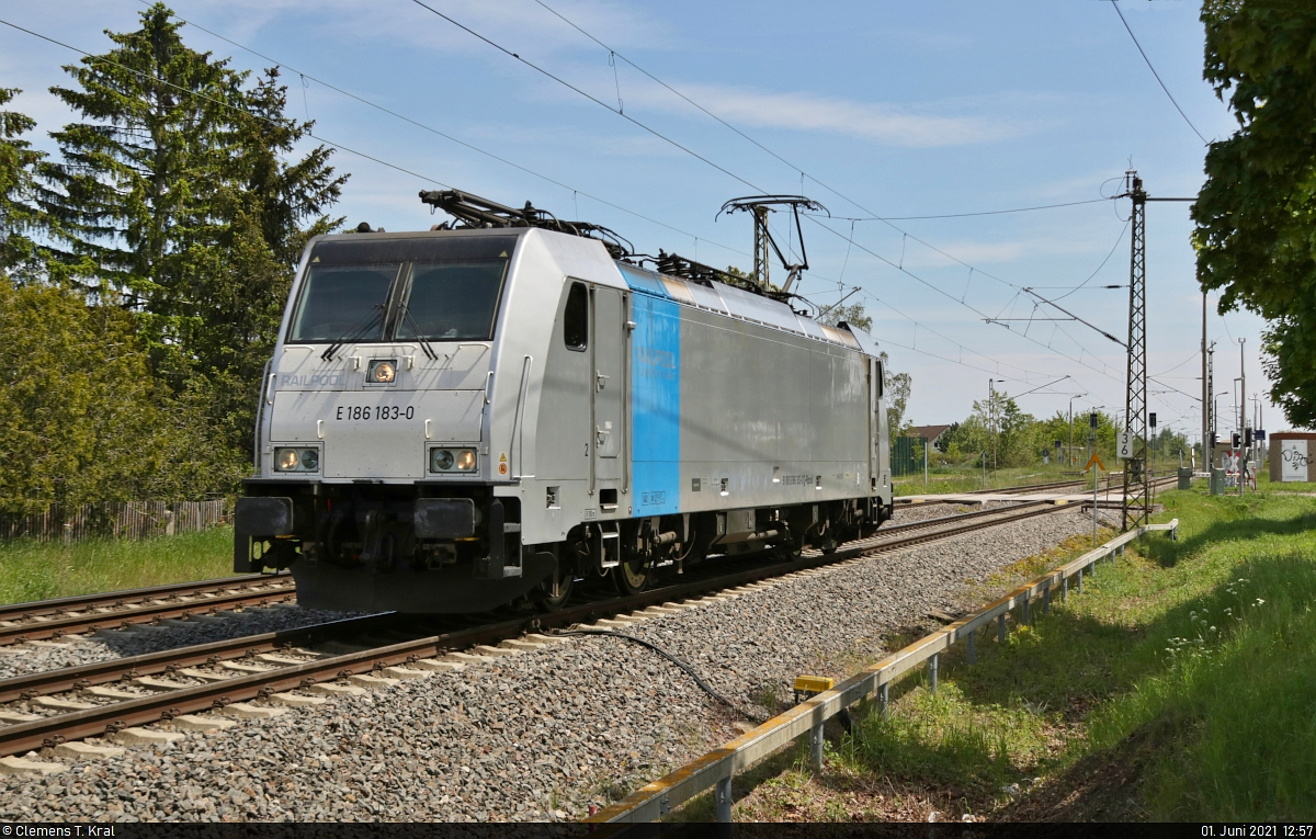 186 183-0 macht sich als Tfzf in Merseburg Elisabethhöhe auf den Weg zu den Buna-Werken, um dort Kesselwagen in Empfang zu nehmen.

🧰 Railpool GmbH, nach letztem Stand vermietet an Lineas Group nv/sa
🚩 Bahnstrecke Merseburg–Halle-Nietleben (KBS 588)
🕓 1.6.2021 | 12:57 Uhr