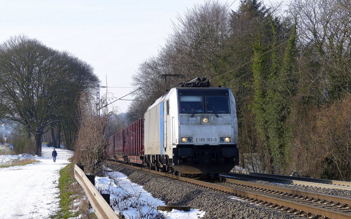 186 183-0 von Railpool kommt die Gemmenicher-Rampe herunter nach Aachen-West mit einem Güterzug aus Antwerpen-Noord(B) nach Köln-Gremberg(D). Aufgenommen an der Montzenroute am Gemmenicher-Weg. 
Bei Sonnenschein und Schnee am Kalten Vormittag vom 9.2.2018.