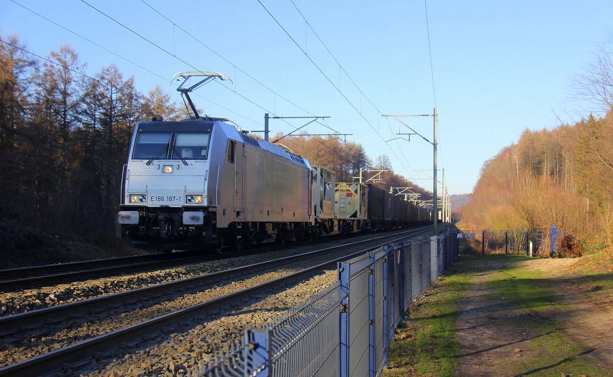 186 187-1 fährt für Crossrail  kommt mit einem GTS-Containerzug aus Piacenza(I) nach Zeebrugge-Ramskapelle(B) und kommt aus Richtung Aachen-West(D) und fährt durch den Gemmenicher-Wald(B) in Richtung Montzen(B),Vise(B). 
Aufgenommen an der Montzenroute bei Moresnet-Chapelle(B). 
Bei schönem Winterwetter am Kalten Nachmittag vom 20.1.2019.