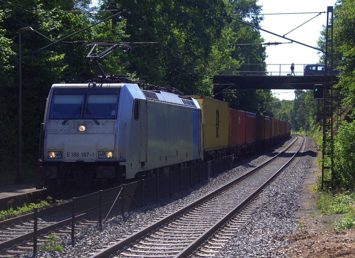 186 187-1 von Railpool  kommt mit einem MSC-Containerzug aus Antwerpen-Krommenhoek(B) nach Germersheim(D) und kommt aus Richtung Aachen-West,Aachen-Schanz,Aachen-Hbf,Aachen-Rothe-Erde und fährt durch Aachen-Eilendorf in Richtung Stolberg-Hbf(Rheinland)Eschweiler-Hbf,Langerwehe,Düren,Merzenich,Buir,Horrem,Kerpen-Köln-Ehrenfeld,Köln-West,Köln-Süd.
Aufgenommen vom Bahnsteig 1 in Aachen-Eilendorf. 
Bei Sommerwetter am Nachmittag vom 29.6.2018.
Und das ist mein 8600tes Bahnbild bei http://WWW.Bahnbilder de 