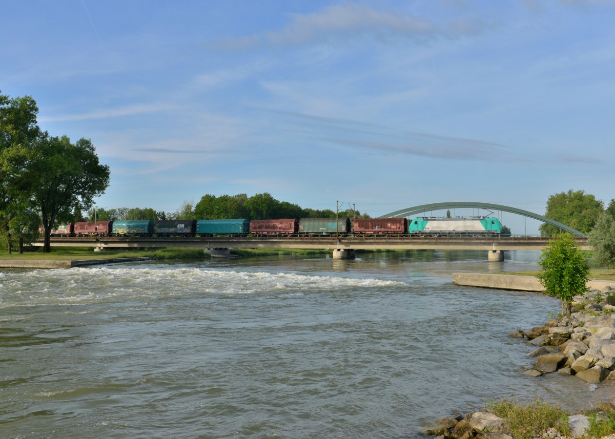 186 196 (Cobra 2804) mit einem Güterzug am 31.05.2015 auf der Isarbrücke bei Plattling. 