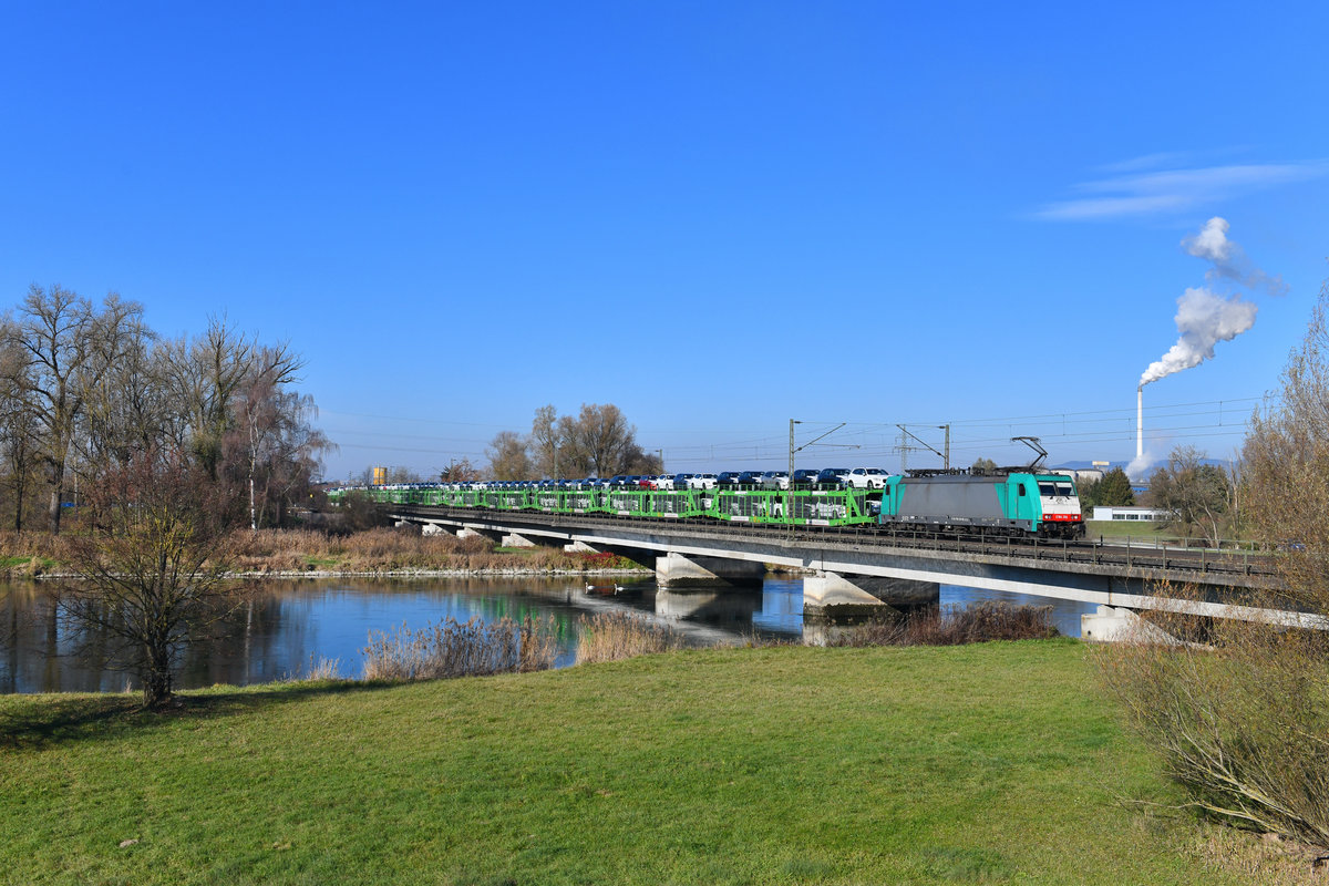 186 206 mit einem Autozug am 18.11.2018 bei Plattling.