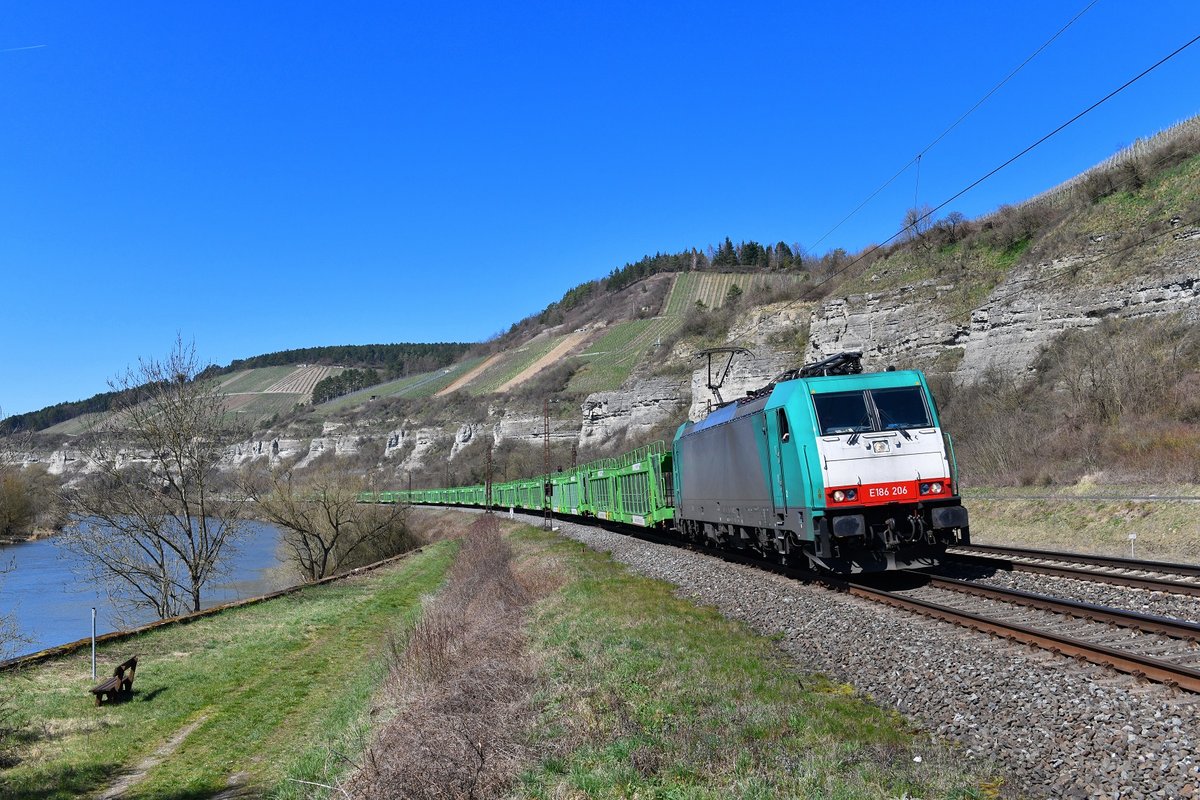 186 206 mit einem Autozug am 06.04.2018 bei Himmelstadt.