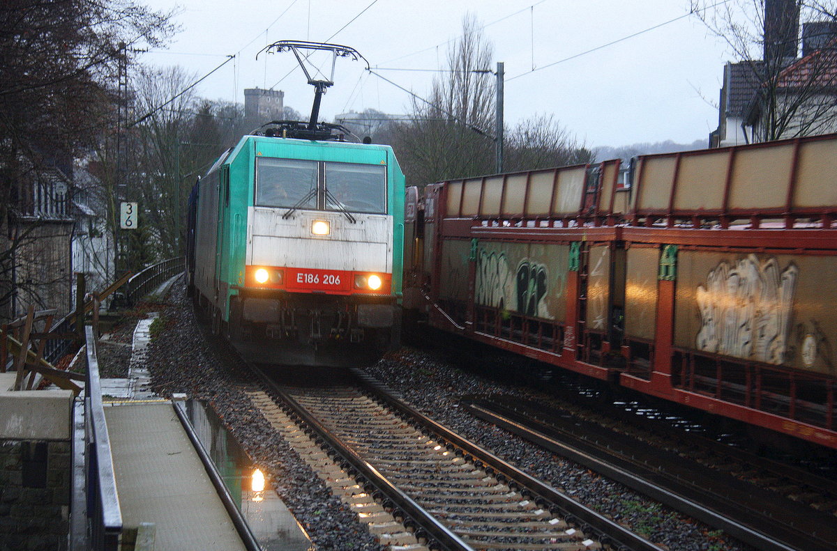 186 206 von Railtraxx  kommt aus Richtung Aachen-West mit einem einem Autoleerzug aus Zeebrugge(B) nach  Graz-Vbf(A) und fährt durch Aachen-Schanz in Richtung Aachen-Hbf,Aachen-Rothe-Erde,Stolberg-Hbf(Rheinland)Eschweiler-Hbf,Langerwehe,Düren,Merzenich,Buir,Horrem,Kerpen-Köln-Ehrenfeld,Köln-West,Köln-Süd.
Aufgenommen vom Bahnsteig von Aachen-Schanz.
Bei Regenwetter am Morgen vom 4.1.2018.