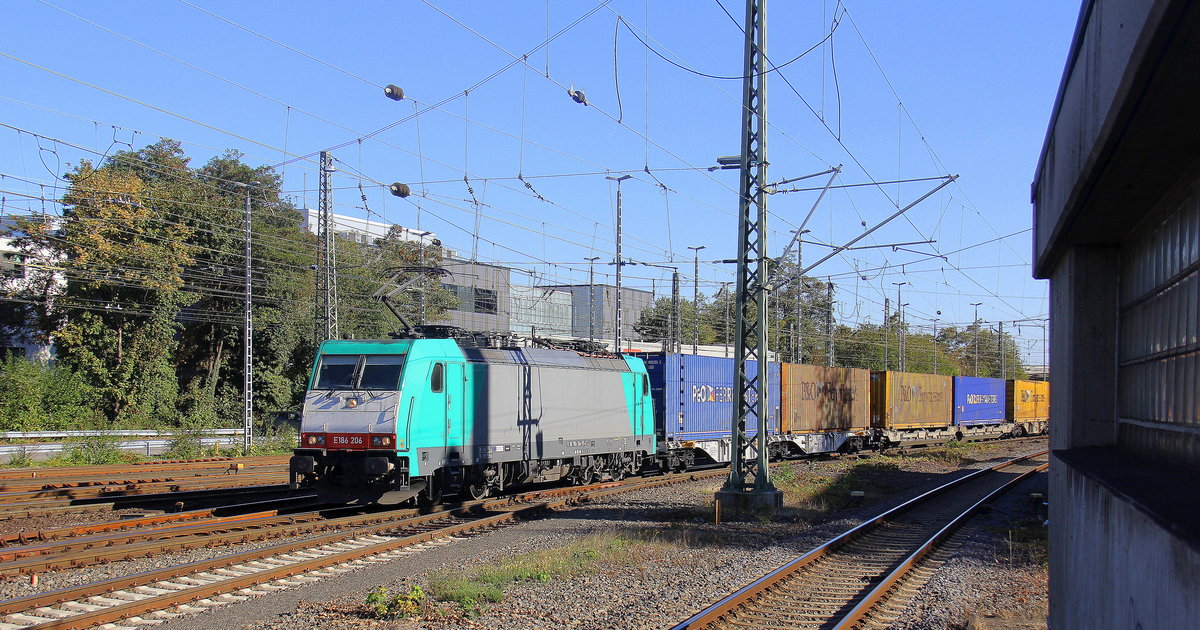 186 206 von Railtraxx kommt aus Richtung Köln,Aachen-Hbf,Aachen-Schanz mit einem Containerzug aus Milano-Segrate(I) nach Zeebrugge-Ramskapelle(B)  und fährt in Aachen-West ein. 
Aufgenommen vom Bahnsteig 2 in Aachen-West. 
Bei Sommerwetter am Nachmittag vom 30.9.2018.