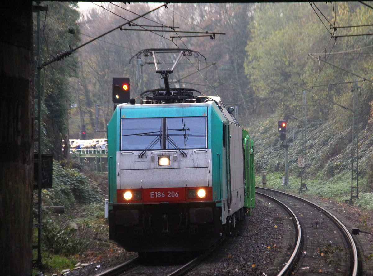 186 206 von Railtraxx kommt aus Richtung Köln,Aachen-Hbf und fährt durch Aachen-Schanz mit einem Jaguar-Autozug aus Graz-Vbf(A) nach Zeebrugge(B) und fährt in Richtung Aachen-West. Aufgenommen vom Bahnsteig von Aachen-Schanz.
Am Morgen vom 21.11.2018.
