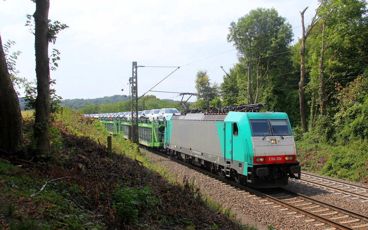 186 206 von Railtraxx  kommt die Gemmenicher-Rampe herunter nach Aachen-West mit einem Volvo-Autozug aus Belgien nach Sankt-Valentin(A).
Aufgenommen an der Montzenroute am Gemmenicher-Weg. 
Bei Sommerwetter am Nachmittag vom 25.7.2018.