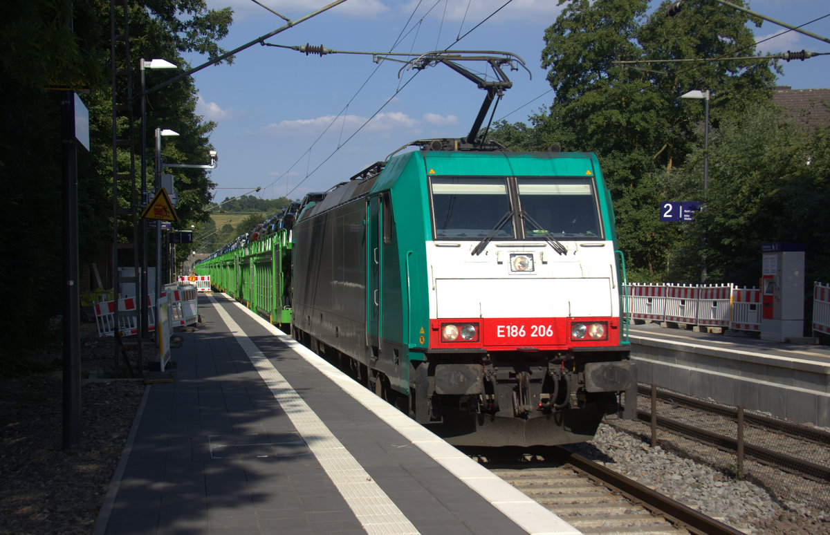 186 206 von Railtraxx kommt mit einem Jaguar-Autozug aus Graz-Vbf(A) nach Zeebrugge(B) und kommt aus Köln-Süd,Köln-West,Köln-Ehrenfeld,Kerpen,Horrem,Buir,Merzenich,Düren,Langerwehe,Eschweiler-Hbf,Stolberg-Hbf(Rheinland) und fährt durch Aachen-Eilendorf in Richtung Aachen-Rothe-Erde,Aachen-Hbf,Aachen-Schanz,Aachen-West. 
Aufgenommen vom Bahnsteig 1 in Aachen-Eilendorf.
Bei Sommerwetter am Nachmittag vom 30.6.2018.