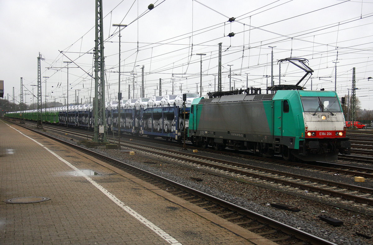 186 206 von Railtraxx steht in Aachen-West mit einem Jaguar-Autozug aus Graz-Vbf(A) nach Zeebrugge(B).
Aufgenommen vom Bahnsteig in Aachen-West.
Bei Wolken am Nachmittag vom 30.12.2017.