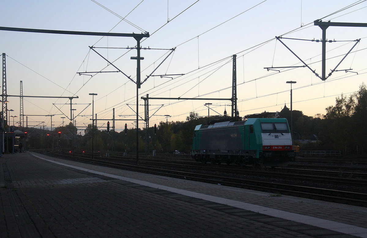 186 206 von Railtraxx steht in Herzogenrath. 
Aufgenommen am Bahnhof von Herzogenrath. 
In der Abendstimmung am Abend vom 6.11.2017.