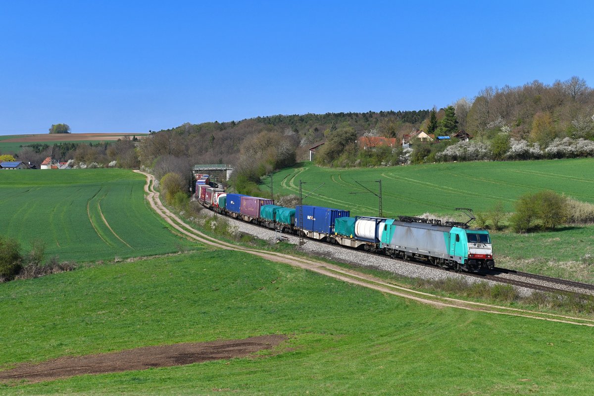 186 207 mit DGS 40679 am 18.04.2018 bei Edlhausen. 