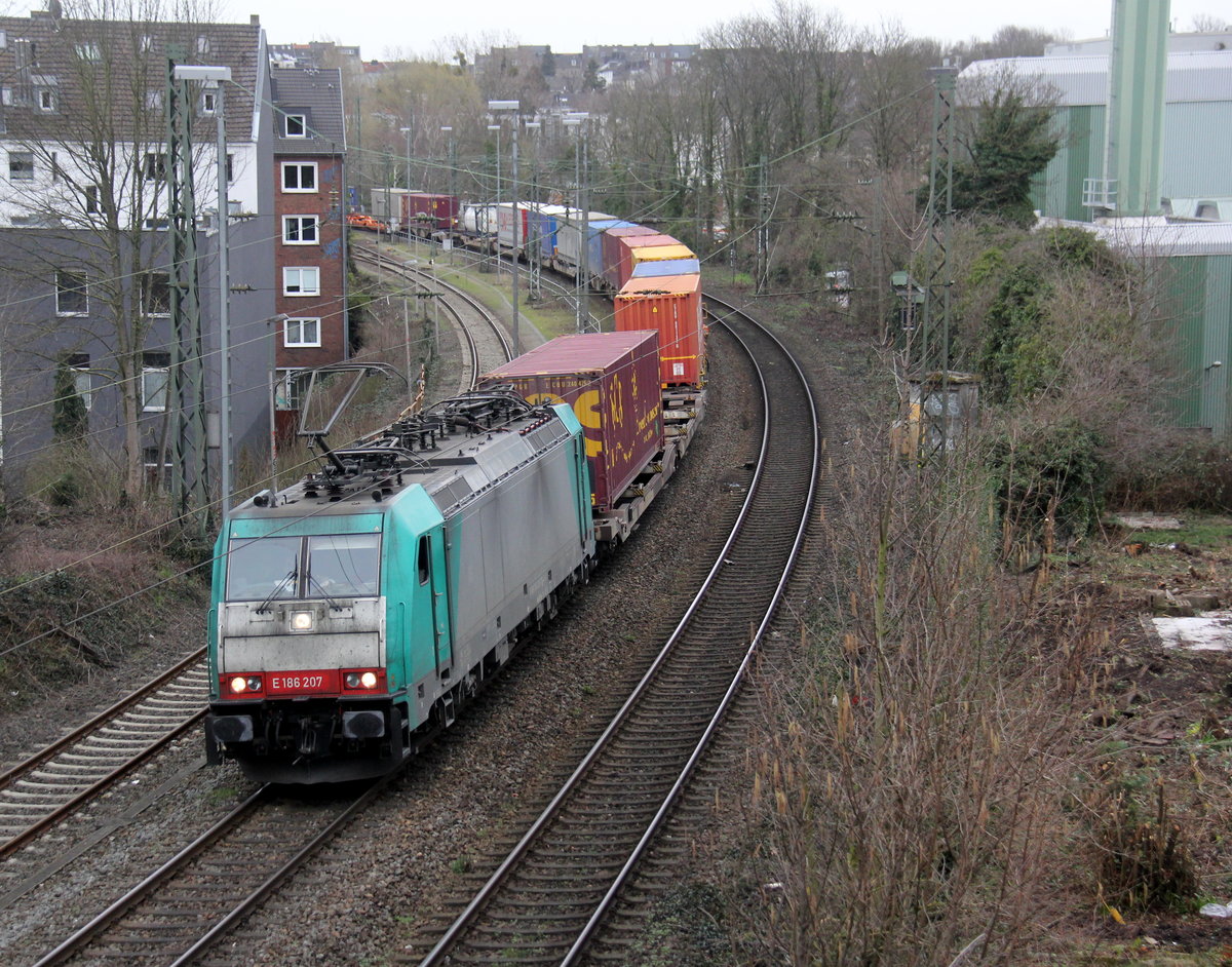186 207 von der Rurtalbahn-Cargo kommt aus Richtung Köln,Aachen-Hbf mit einem KLV-Containerzug aus Frankfurt-Höchstadt am Main(D) nach Genk-Goederen(B) und fährt in Richtung Aachen-Schanz,Aachen-West. Aufgenommen von einer Brücke von der Weberstraße in Aachen. Am Morgen vom 12.3.2019.
