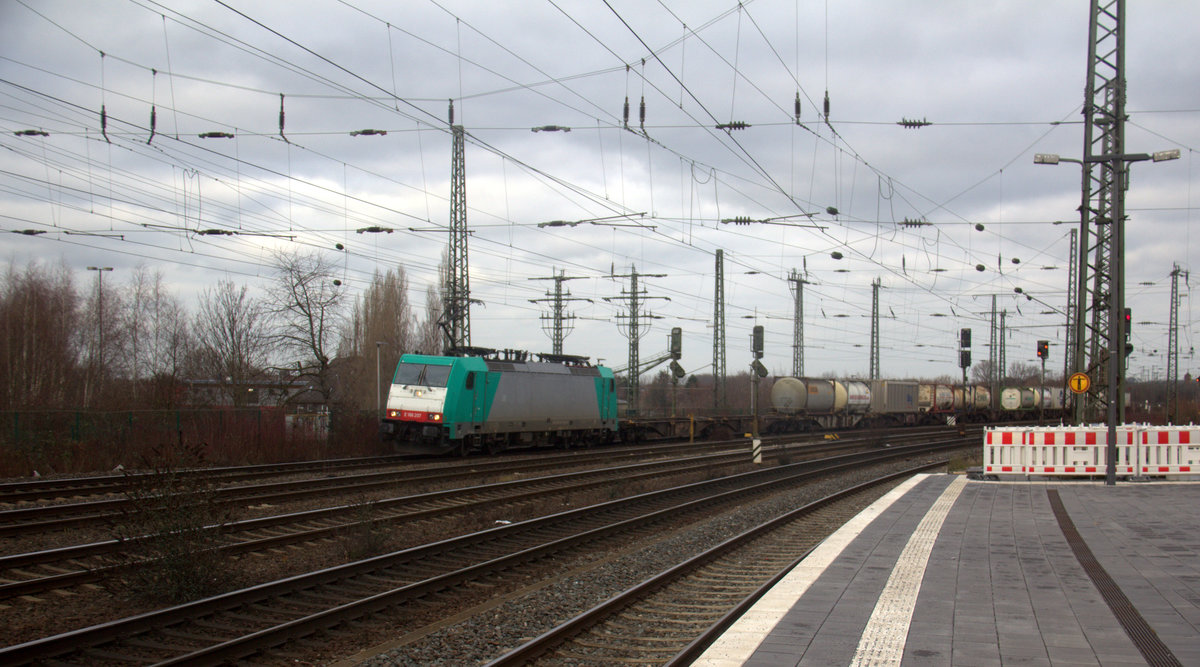 186 207 von der Rurtalbahn-Cargo kommt mit einem Containerzug aus Frankfurt(Oder) nach Duisburg-Rheinhausen und kommt aus Richtung Ahlen durch Hamm-Hbf(Westfalen) in Richtung Hamm-Pelkum.
Aufgenommen vom Bahnsteig 13 in Hamm-Hbf(Westfalen).
Am Kalten Mittag vom 6.1.2020. 