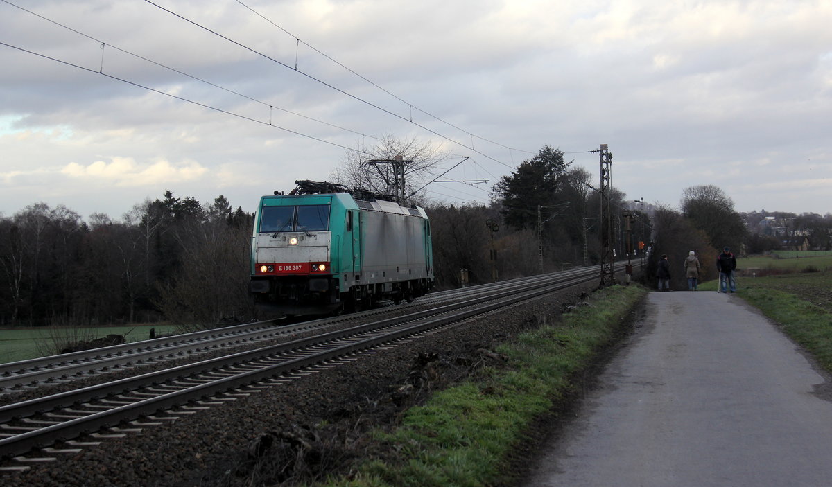 186 207 von der Rurtalbahn kommt als Lokzug von Aachen-West nach Belgien und fährt die Gemmenicher-Rampe hoch. Aufgenommen an der Montzenroute am Gemmenicher-Weg. Bei Sonne und Regenwolken am Nachmittag vom 7.2.2019.