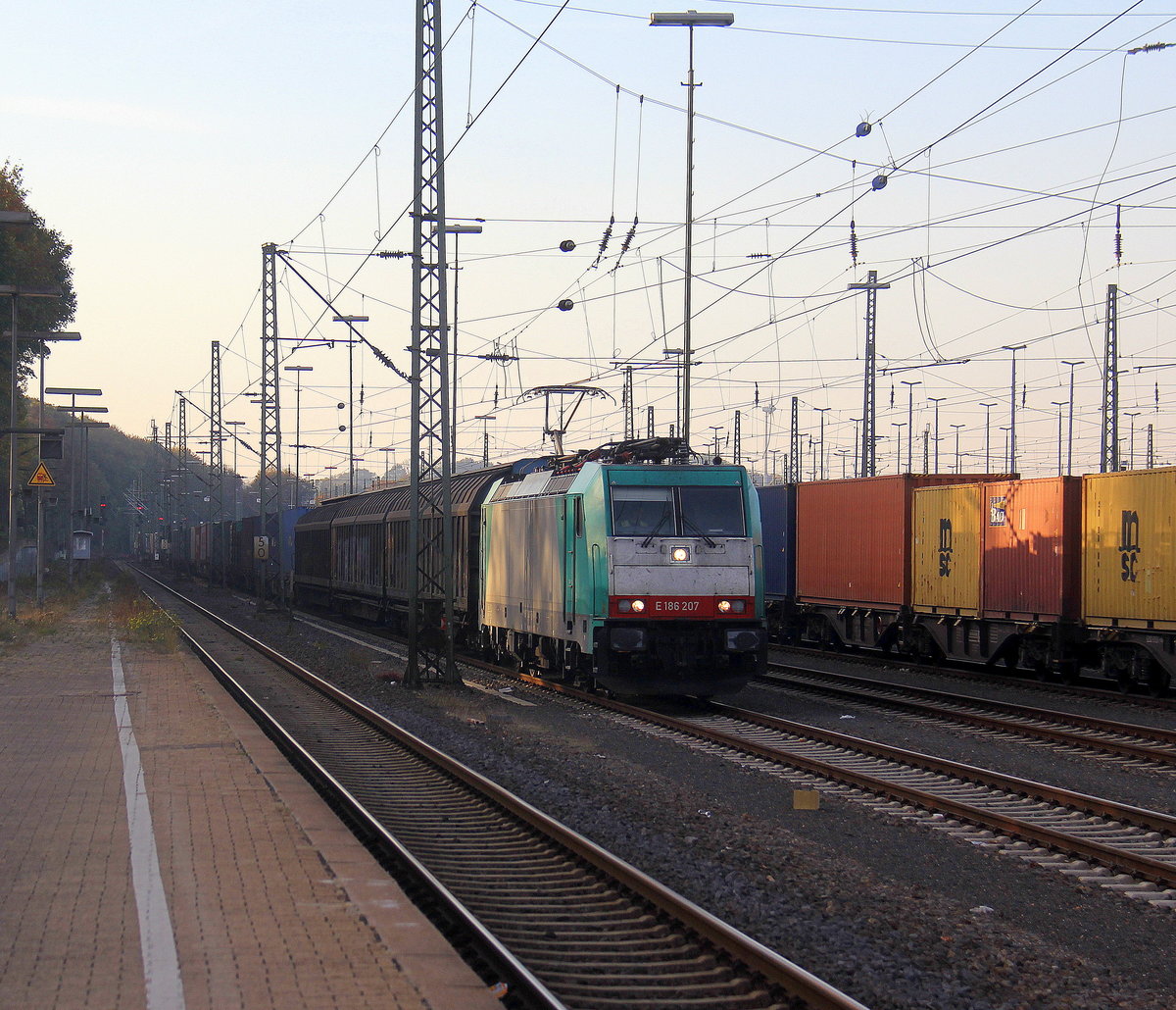 186 207 von der Rurtalbahn steht in Aachen-West mit einem Güterzug.
Aufgenommen vom Bahnsteig in Aachen-West. 
Bei schönem Herbstwetter am Nachmittag vom 20.10.2018.