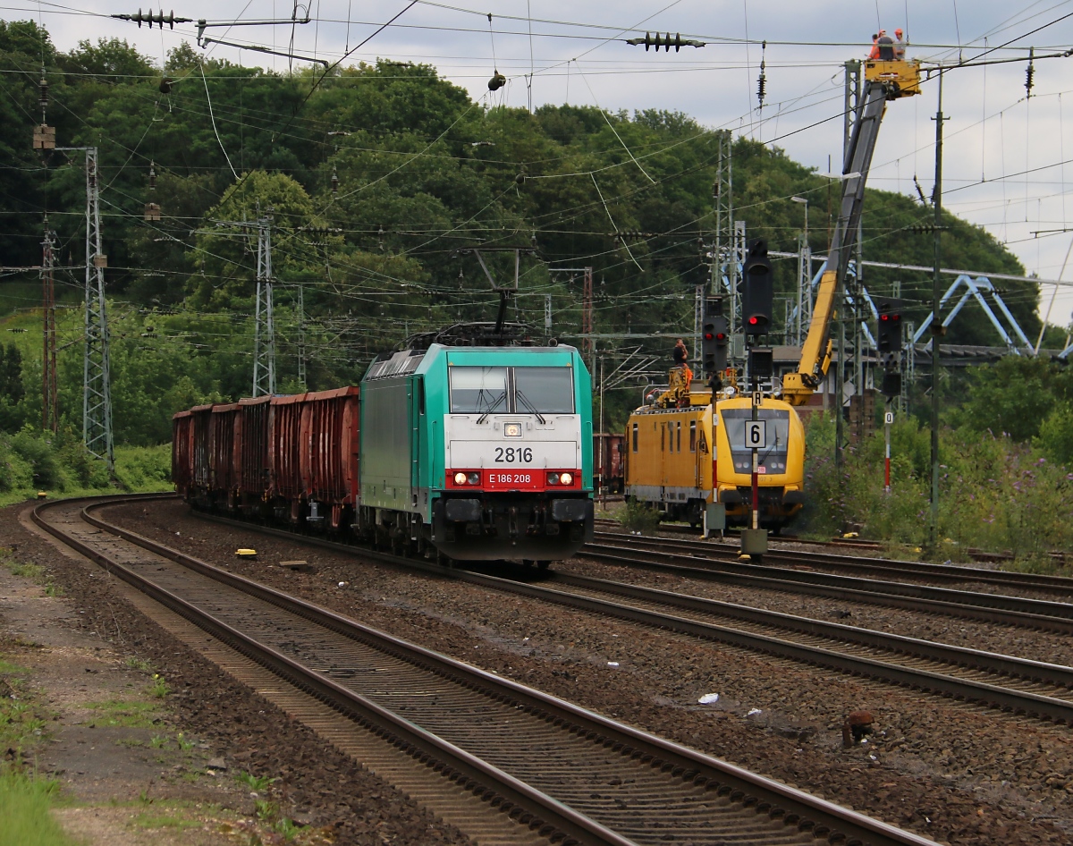 186 208 mit Hochbordwagen-Ganzzug. Aufgenommen am 15.07.2014 in Köln West.