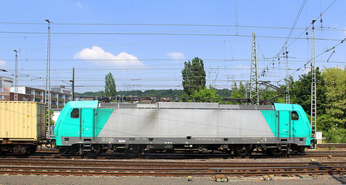186 209 von Crossrail  fährt mit einem GTS-Containerzug aus Piacenza(I) nach Zeebrugge-Ramskapelle(B) bei der Ausfahrt aus Aachen-West und fährt in Richtung Montzen/Belgien. Aufgenommen vom Bahnsteig in Aachen-West. 
Bei Sommerwetter am Nachmittag vom 20.5.2018.