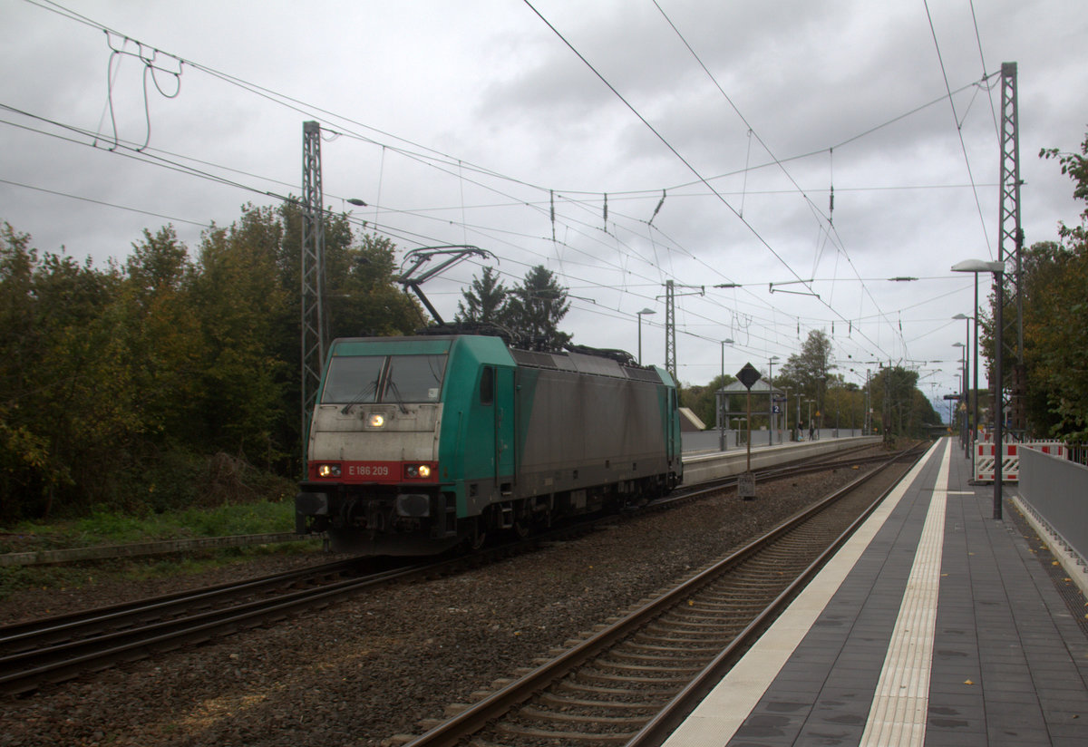 186 209 von Crossrail kommt als Lokzug aus Krefeld-Hbf nach Aachen-West nd fährt die Kohlscheider-Rampe hoch aus Richtung Herzogenrath und fährt durch Kohlscheid in Richtung Richterich,Laurensberg,Aachen-West. 
Aufgenommen von Bahnsteig 1 in Kohlscheid.
Bei Wolken am Nachmittag vom 16.10.2019.