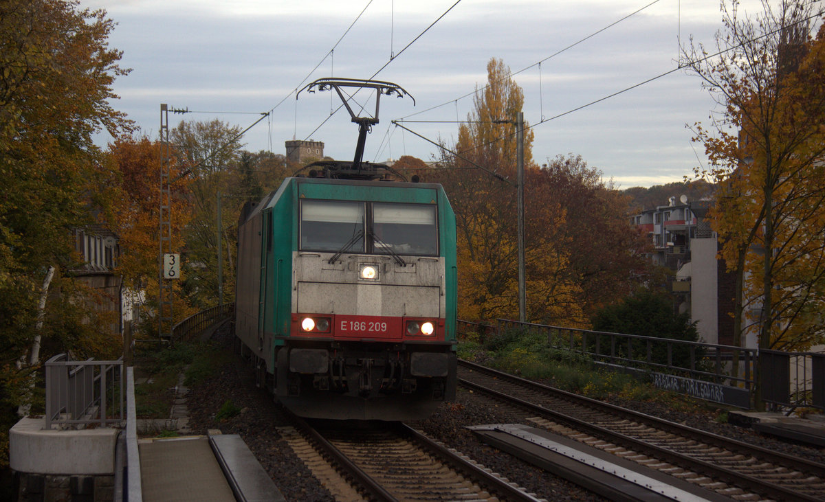 186 209 von Crossrail  kommt aus Richtung Aachen-West mit einem GTS-Containerzug aus Zeebrugge-Ramskapelle(B) nach Piacenza(I) und fährt durch Aachen-Schanz in Richtung Aachen-Hbf,Aachen-Rothe-Erde,Stolberg-Hbf(Rheinland)Eschweiler-Hbf,Langerwehe,Düren,Merzenich,Buir,Horrem,Kerpen-Köln-Ehrenfeld,Köln-West,Köln-Süd. Aufgenommen vom Bahnsteig von Aachen-Schanz. 
Am Morgen vom 6.11.2018.