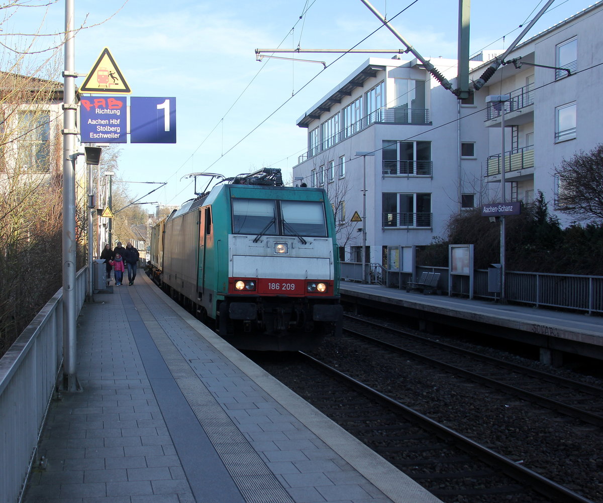186 209 von Crossrail kommt aus Richtung Aachen-West mit einem GTS-Containerzug aus Zeebrugge-Ramskapelle(B) nach Piacenza(I) und fährt durch Aachen-Schanz in Richtung Aachen-Hbf,Aachen-Rothe-Erde,Stolberg-Hbf(Rheinland)Eschweiler-Hbf,Langerwehe,Düren,Merzenich,Buir,Horrem,Kerpen-Köln-Ehrenfeld,Köln-West,Köln-Süd. Aufgenommen vom Bahnsteig von Aachen-Schanz.
Am Morgen vom 21.3.2019.