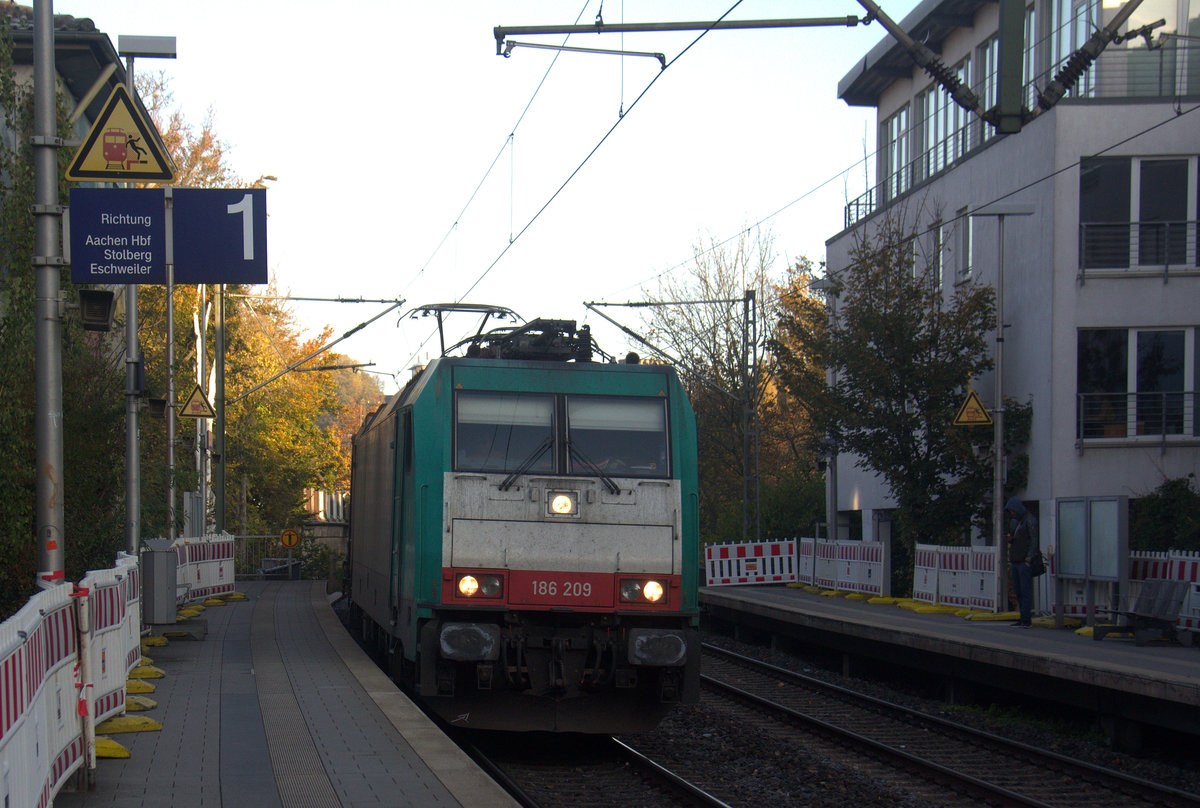 186 209 von Crossrail kommt aus Richtung Aachen-West mit einem GTS-Containerzug aus Zeebrugge-Ramskapelle(B) nach Piacenza(I) und fährt durch Aachen-Schanz in Richtung Aachen-Hbf,Aachen-Rothe-Erde,Stolberg-Hbf(Rheinland)Eschweiler-Hbf,Langerwehe,Düren,Merzenich,Buir,Horrem,Kerpen-Köln-Ehrenfeld,Köln-West,Köln-Süd. Aufgenommen vom Bahnsteig von Aachen-Schanz. 
Am Morgen vom 31.10.2019.