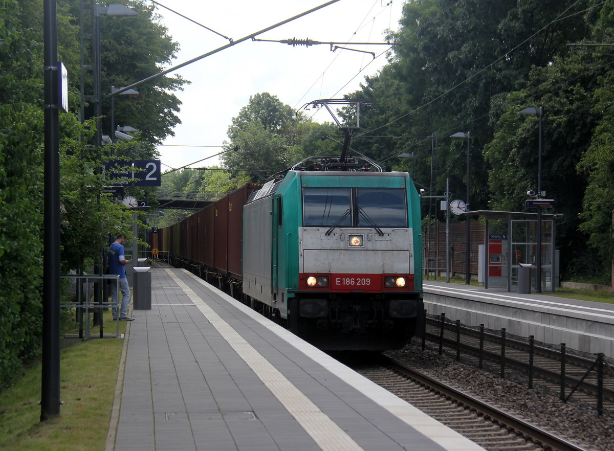 186 209 von Crossrail kommt mit einem MSC-Containerzug aus Antwerpen-Krommenhoek(B) nach Germersheim(D) und kommt aus Richtung Aachen-West,Aachen-Schanz,Aachen-Hbf,Aachen-Rothe-Erde und fährt durch Aachen-Eilendorf in Richtung Stolberg-Hbf(Rheinland)Eschweiler-Hbf,Langerwehe,Düren,Merzenich,Buir,Horrem,Kerpen-Köln-Ehrenfeld,Köln-West,Köln-Süd. Aufgenommen vom Bahnsteig 2 in Aachen-Eilendorf. 
Bei Sommerwetter am Nachmittag vom 15.6.2019.