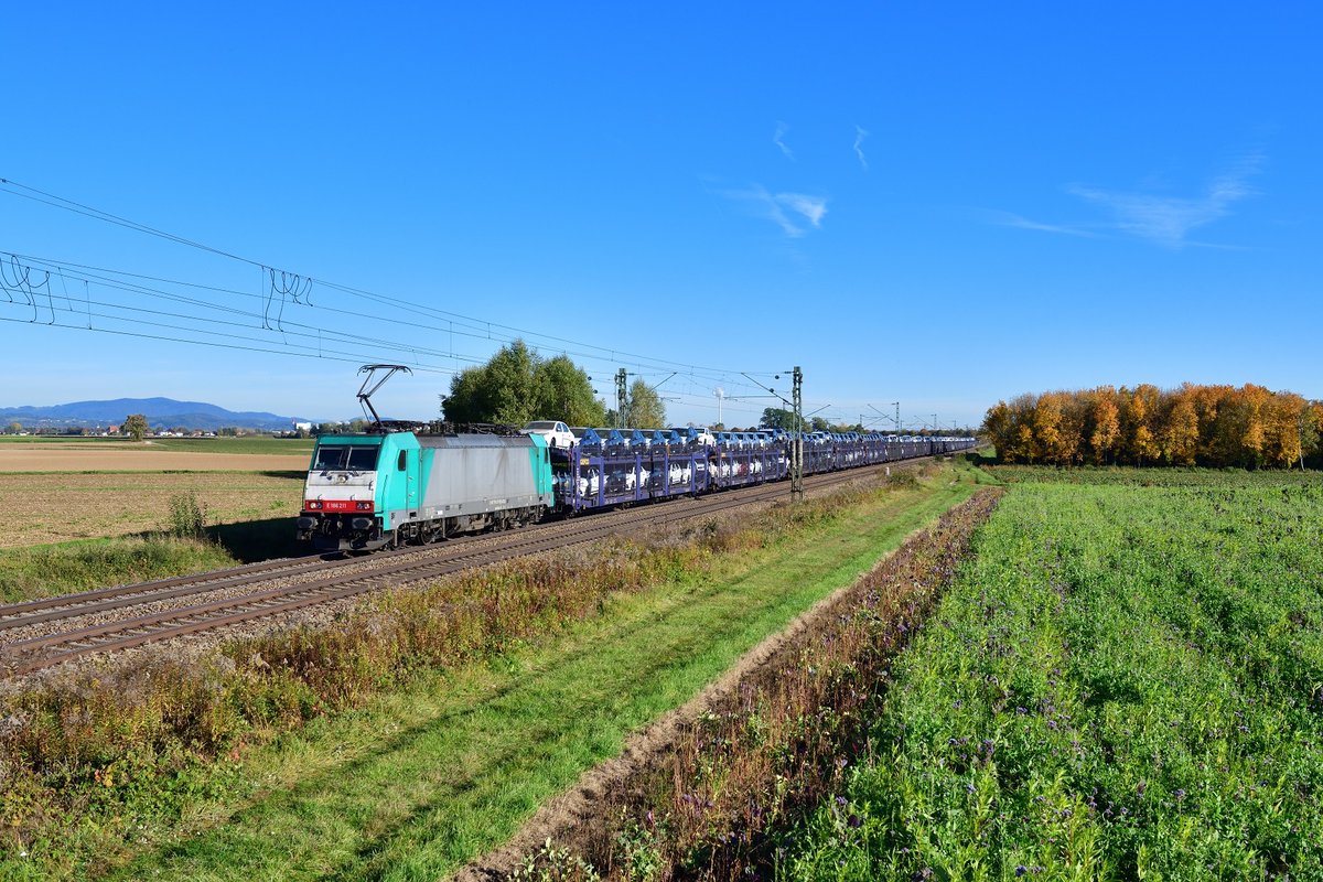 186 211 mit einem Autozug am 17.10.2019 bei Stephansposching.