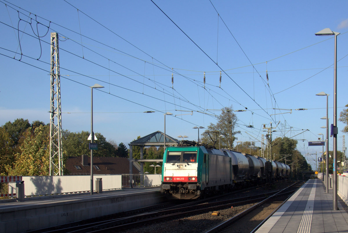 186 213 von Crossrail  kommt mit einem langen Silozug durch Kohlscheid aus Buna-Werke(D) nach Antwerpen-Noord(B) und fährt die Kohlscheider-Rampe hoch nach Aachen-West. 
Aufgenommen vom Bahnsteig 1 in Kohlscheid. 
Bei schönem Sonnenschein am Nachmittag vom 18.10.2019. 