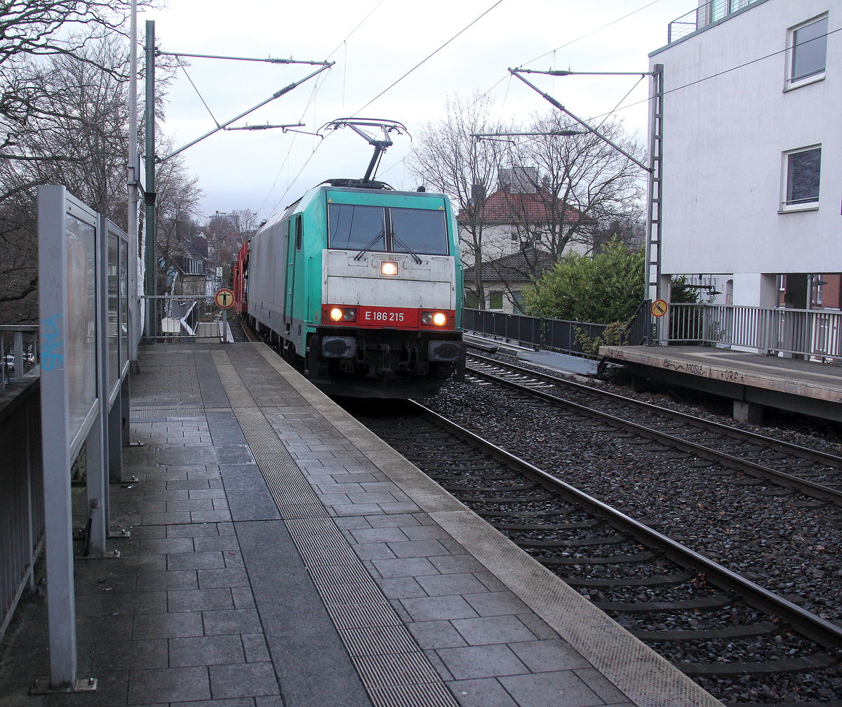 186 215 von Railtraxx kommt aus Richtung Aachen-West mit einem einem Autozug aus Belgien nach Sankt-Valentin(A) und fährt durch Aachen-Schanz in Richtung Aachen-Hbf,Aachen-Rothe-Erde,Stolberg-Hbf(Rheinland)Eschweiler-Hbf,Langerwehe,Düren,Merzenich,Buir,Horrem,Kerpen-Köln-Ehrenfeld,Köln-West,Köln-Süd. 
Aufgenommen vom Bahnsteig von Aachen-Schanz. 
Bei Regenwolken am Nachmittag vom 19.12.2018.