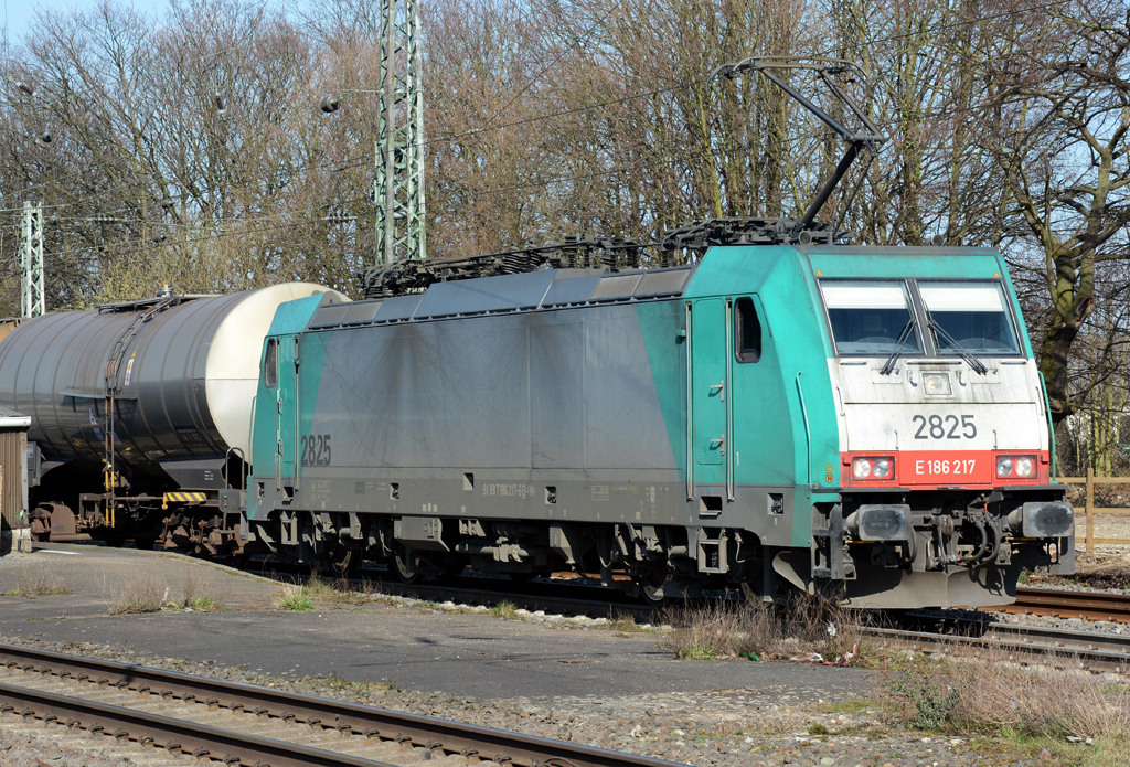 186 217-6 mit Kesselwagen durch Hürth-Kalscheuren - 12.03.2015