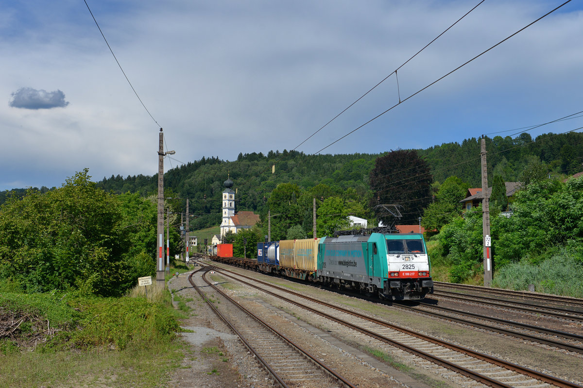 186 217 mit einem Containerzug am 19.07.2017 in Wernstein am Inn. 