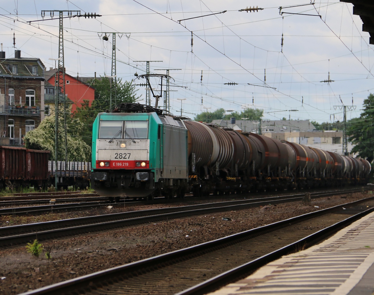 186 219 mit Kesselwagenzug in Köln West. Aufgenommen am 15.07.2014.