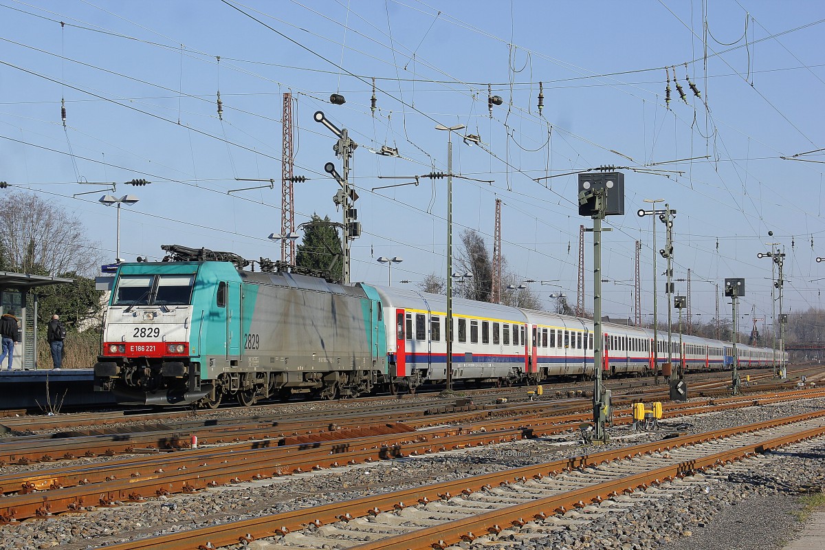 186 221 (2829) mit einem Sonderzug DPE13495 nach Kufstein, am 27.02.2016 in Düsseldorf Rath.