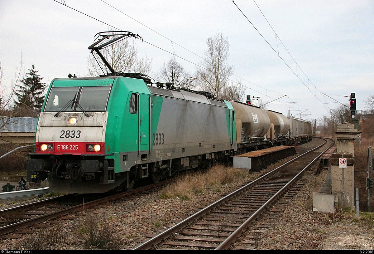 186 225 (Lok 2833) der Cobra als gemischter Gz durchfährt den Hp Halle Rosengarten auf der Bahnstrecke Halle–Hann. Münden (KBS 590) Richtung Sangerhausen. [18.2.2018 | 16:34 Uhr]