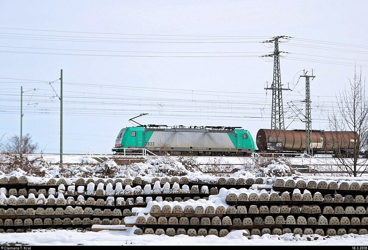 186 225 (Lok 2833) der Cobra, für die Crossrail AG fahrend, als Kesselzug fährt beim ehem. RAW Halle (Saale) auf der Ostumfahrung für den Güterverkehr in nördlicher Richtung. [18.3.2018 | 11:16 Uhr]